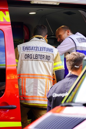 FW Bremerhaven: Großübung in Bremerhaven mit überregionaler Beteiligung erfolgreich verlaufen - Mehrere Schwerverletzte nach Fettexplosion