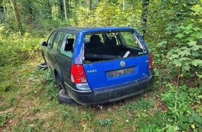 Polizeipräsidium Ulm: POL-UL: (HDH) Herbrechtingen - Schrottfahrzeug im Wald entsorgt / Am Dienstag fand ein Zeuge in einem Wald bei Herbrechtingen ein entsorgtes Auto.