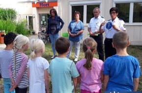 Polizeiinspektion Wismar: POL-HWI: "Schulweg-Orden" für vorbildliche Verkehrserziehung an die Kita Lübstorf überreicht