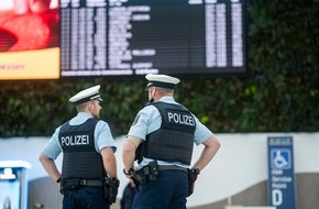Bundespolizeidirektion Sankt Augustin: BPOL NRW: Fast 6.800 Euro statt Gef&auml;ngnis - Bundespolizei vollstreckt zwei Haftbefehle am Flughafen K&ouml;ln/Bonn