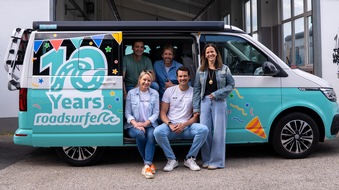 roadsurfer GmbH: 10 Jahre Vanlife: Wie roadsurfer den Camper-Markt revolutioniert hat / Von 25 Campern auf rund 10.000 Fahrzeuge: roadsurfer feiert 10 Jahre Firmenbestehen