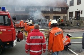 Polizeiinspektion Hameln-Pyrmont/Holzminden: POL-HOL: Delligsen - Hilsstraße: Bei Schweißarbeiten PKW vollständig ausgebrannt - Weitere Fahrzeuge beschädigt - / - 13.000, -- EUR Schaden   -