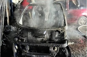 Polizei Mettmann: POL-ME: Technischer Defekt führt zum Brand dreier Fahrzeuge - Hilden - 2402052