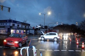 Polizei Mettmann: POL-ME: Zusammenstoß im Kreuzungsverkehr - Ratingen - 2301040