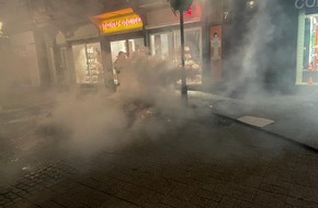 Freiwillige Feuerwehr Celle: FW Celle: Feuer droht auf Gebäude überzugreifen - Müll brennt in der Altstadt