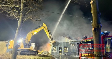 FW-RE: Vollbrand einer Trampolinhalle in der Nacht - Halle niedergerissen