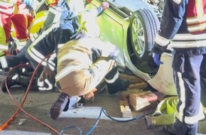 Feuerwehr Gelsenkirchen: FW-GE: Schwerer Verkehrsunfall mit eingeklemmter Person
