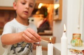 AXA Konzern AG: Alle Jahre wieder: Mit Kindern den sicheren Umgang mit Kerzen üben