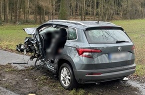 Polizeiinspektion Rotenburg: POL-ROW: ++ Schwerer Verkehrsunfall auf der B71 zwischen Brüttendorf und Wehldorf - ein tödlich Verletzter und zwei Schwerverletzte ++