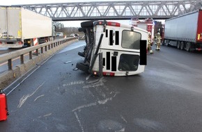 Polizeidirektion Kaiserslautern: POL-PDKL: A6/Kaiserslautern, Kleintransporter kippt um