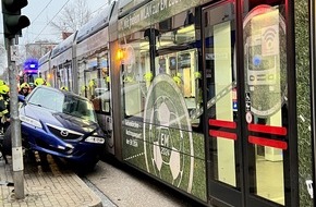 Feuerwehr Gelsenkirchen: FW-GE: Verkehrsunfall PKW und Straßenbahn mit drei Verletzten in Gelsenkirchen Erle