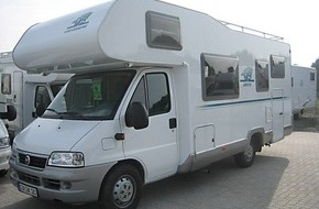 Polizeiinspektion Cuxhaven: POL-CUX: 43-jähriger Lkw-Fahrer kommt von Fahrbahn ab + Zeugen nach Laubenbrand gesucht + Diebstahl eines Wohnmobils (Fotoanlage) u.a.