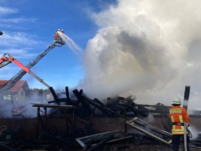 KFV-CW: Feuerwehr kann ein Übergreifen der Flammen auf Wohnhaus verhindern/ Scheune in der Ortsmitte von Lengenloch abgebrannt