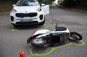Kreispolizeibehörde Herford: POL-HF: Kia-Fahrerin übersieht Roller - 22-Jähriger schwer verletzt