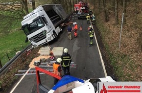 Feuerwehr Plettenberg: FW-PL: Plettenberger Feuerwehr bei Einsatz in Herscheid. LKW-Unfall nach Ausweichmanöver. Knapp 900 Liter drohten auszulaufen. Bergung des Sattelzuges kompliziert. L696 voll gesperrt.