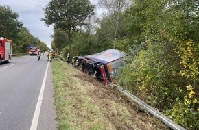 Polizeiinspektion Rotenburg: POL-ROW: ++ Sattelzug auf B 75 verunfallt: Stundenlange Vollsperrung ++ Unfallflucht auf Parkplatz in Bremervörde: Polizei sucht Zeugen ++ Kind bei Verkehrsunfall in Rotenburg leicht verletzt ++