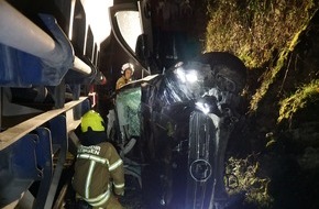 Feuerwehr Ratingen: FW Ratingen: 24.11.2022 gegen 17:14 Uhr Verkehrsunfall zwischen einem Zug und einem PKW