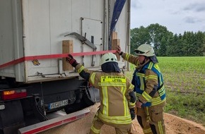 Kreisfeuerwehr Oldenburg: FW-OLL: LKW besch&auml;digt Auflieger - Feuerwehr Littel sichert Ladung auf der Huntloser Stra&szlig;e