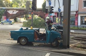 Feuerwehr Dortmund: FW-DO: Trabbi prallt gegen Oberleitungsmast der Stadtbahn // Zwei Personen bei Verkehrsunfall verletzt.