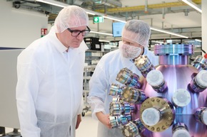 Bildungsminister Daniel Oehry und LIHK-Geschäftsführer Maximilian Rüdisser besuchen Wirtschaftswoche 2026 bei der INFICON AG