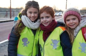 ADAC SE: Bundesweite Aktion für mehr Sicherheit im Straßenverkehr / Schulfest an Bremer Grundschule als Auftakt zur bundesweiten Verteilung von 760.000 Sicherheitswesten an Erstklässler