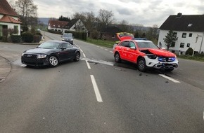 Polizei Minden-Lübbecke: POL-MI: Notarzt auf dem Weg zum Einsatzort bei Verkehrsunfall verletzt