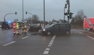Feuerwehr Bremerhaven: FW Bremerhaven: Bei einem schweren Verkehrsunfall in der Weserstraße sind am Mittwochmorgen vier Personen verletzt worden.