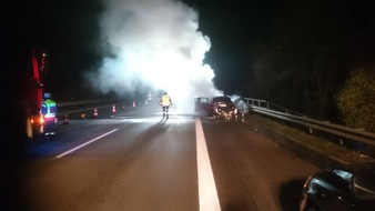 Verkehrsdirektion Koblenz: POL-VDKO: Brennender Pkw; lebensgefährliches Verhalten im Rückstau