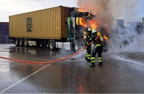 Feuerwehr München: FW-M: Lkw brennt auf Betriebsgelände (Langwied)