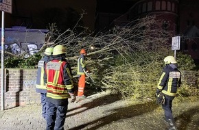 Feuerwehr Bochum: FW-BO: Sturmtief Antonia beendet arbeitsreiches Wochenende