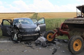 Polizei Paderborn: POL-PB: Beim Überholen mit landwirtschaftlichem Gespann kollidiert - Fünf Verletzte