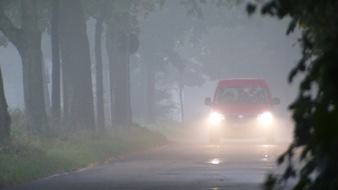 ADAC Hessen-Thüringen e.V.: Blindflug im Herbst / ADAC: So sollten sich Autofahrer bei Nebel verhalten