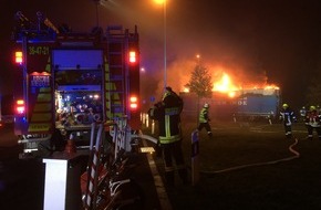 Polizeiinspektion Rotenburg: POL-ROW: ++ Rastanlage Grundbergsee - Sattelzug mit Elektroschrott in Flammen ++