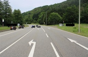 Polizeidirektion Kaiserslautern: POL-PDKL: Verkehrsunfall mit vier verletzten Motorradfahrern