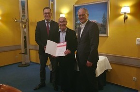 Viba sweets GmbH: Goldene Ehrennadel des Bundesverbandes der Deutschen Süßwarenindustrie e.V (BDSI) für Karl Heinz Einhäuser, Beiratsvorsitzender der Viba sweets GmbH, Schmalkalden