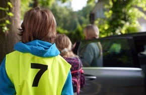 Polizei Gelsenkirchen: POL-GE: Polizei und Grundschüler verteilen Dank- und Denkzettel an der Velsenschule - Autofahrer mit 67 km/h in 30er-Zone unterwegs