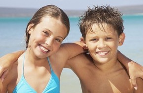 alltours flugreisen gmbh: Erfolgreiche Kooperation von alltours und Schwimmschule Sharky wird fortgesetzt / Schwimmkurse für Kinder auf Mallorca und Fuerteventura (FOTO)