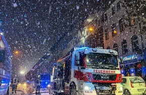 Feuerwehr Neuss: FW-NE: Feuer in einem Wohnhaus auf der Further Straße | Eine verletzte Einsatzkraft und erheblicher Sachschaden