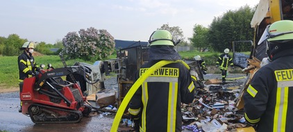 Freiwillige Feuerwehr Königswinter: FW Königswinter: LKW brennt auf Betriebsgelände