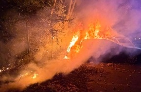 Feuerwehr Sprockh&ouml;vel: FW-EN: PKW-Brand greift auf Waldfl&auml;che &uuml;ber
