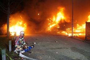 FW Norderstedt: Silvesterbilanz der Feuerwehr Norderstedt - Zunächst ruhiger Jahreswechsel, dann Großbrand