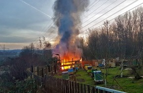 Feuerwehr Essen: FW-E: Brennende Laube verursacht starke Rauchentwicklung