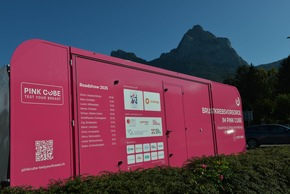 Brustkrebs-Aufklärung im PINK CUBE heute vor dem Mythen Center in Schwyz - Medienmitteilung und FOTOS