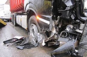 Polizeidirektion Worms: POL-PDWO: Unfall auf winterglatter Fahrbahn - B9 teils voll gesperrt