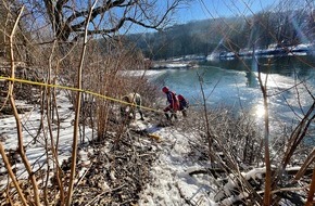 Feuerwehr Essen: FW-E: Hund aus eiskaltem Wasser gerettet, "Brownie" kommt mit dem Schrecken davon