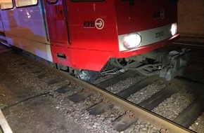 Polizei Rhein-Erft-Kreis: POL-REK: 220126-1: Straßenbahn kollidierte mit Einkaufswagen - Zeugen gesucht