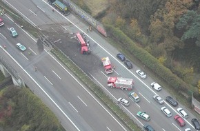 Polizei Düsseldorf: POL-D: Drei Verletzte nach Verkehrsunfall auf der A42 - Lkw durchbricht Mittelschutzplanke - Vollsperrung - Lange Staus auf beiden Richtungsfahrbahnen - 250.000 Euro Sachschaden