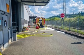 Freiwillige Feuerwehr Menden: FW Menden: Brennende Filteranlage in einer Produktionshalle