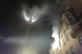 Feuerwehr Gelsenkirchen: FW-GE: Ausgedehnter Wohnungsbrand in Resse - Feuerwehr rettet 6 Personen mit der Drehleiter