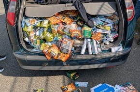 Polizeiinspektion Osnabrück: POL-OS: Osnabrück/Hellern: Polizei stoppt mutmaßliche Ladendiebe - Kofferraum voller Markenware (Foto)